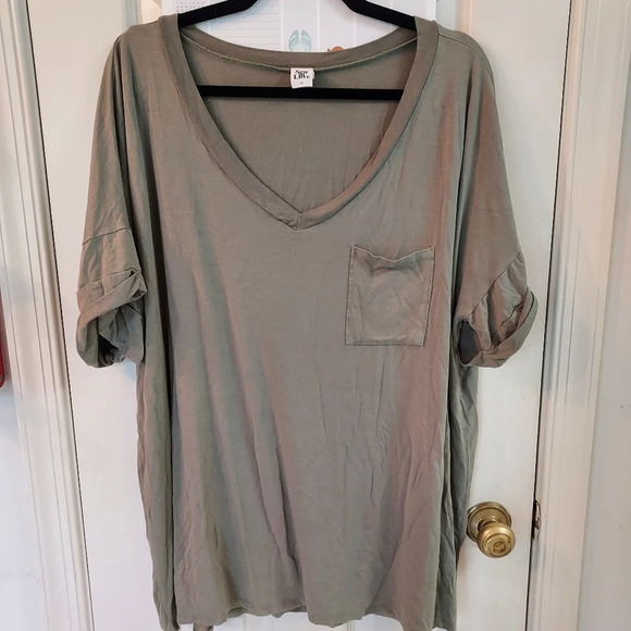 Sew In Love Olive Green Pocket V-neck Tee in Size 3x - Picture 1 of 6